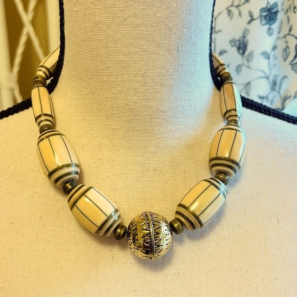 Vintage 80s Chunky Necklace Cream and Gold Choker with Bold Beads Handmade - Picture 3 of 10